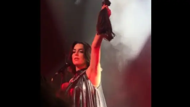 Ruth Lorenzo, tras cortarse el pelo en el concierto del Teatro Eslava de Madrid.