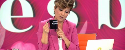 Sonsoles Onega cumple su promesa a Eva Soriano y lleva a su programa la taza de 'Cuerpos especiales'