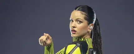 Rosalía durante una actuación Rosalía durante una actuación