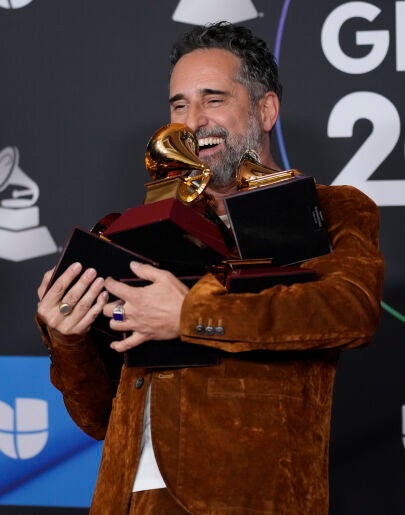 Jorge Drexler, con los siete premios Latin Grammy 2022.