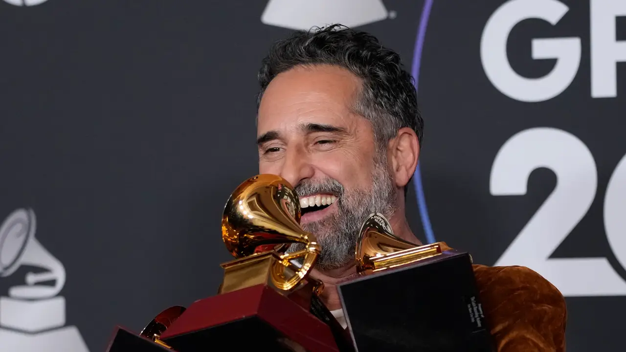 Jorge Drexler, con los siete premios Latin Grammy 2022. Jorge Drexler, con los siete premios Latin Grammy 2022.
