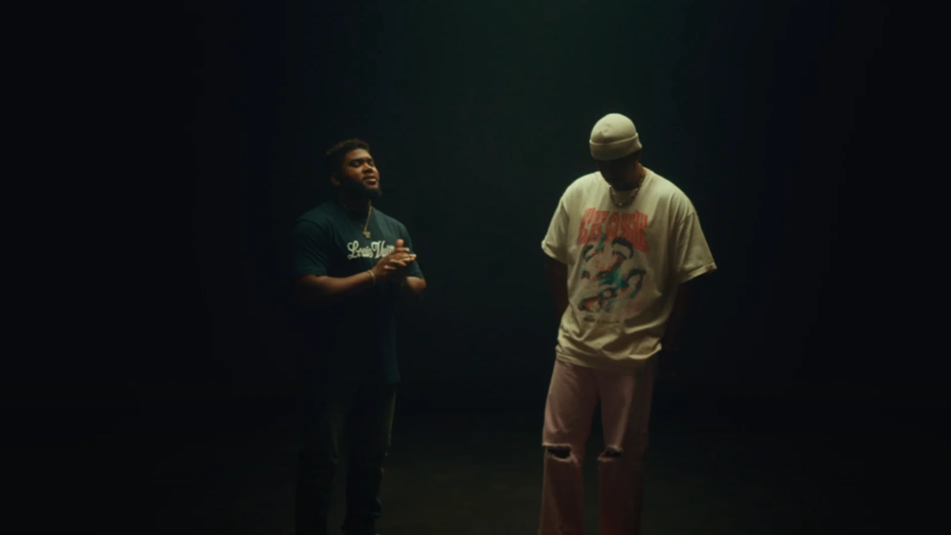 Romeo Santos y Chris Lebrón en el videoclip de 'SIRI'
