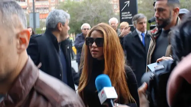 Shakira desmiente estar en una relación sentimental con su instructor de surf