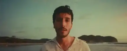 Sebastián Yatra estrena el videoclip de 'Básicamente' Sebastián Yatra estrena el videoclip de 'Básicamente'