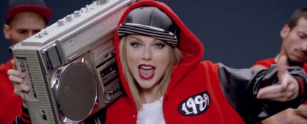 Taylor Swift en el videoclip de 'Shake It Off'.