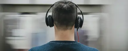 Un usuario de tren escuchando música. Un usuario de tren escuchando música.
