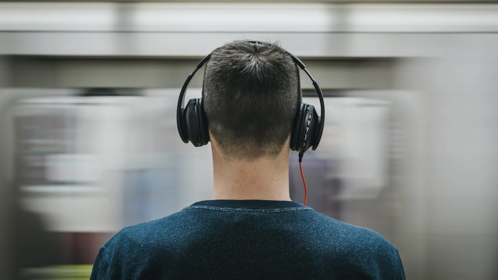 Un usuario de tren escuchando música.