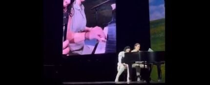Rosalía sube a una fan al escenario para cantar al piano 'Hentai' en París Rosalía sube a una fan al escenario para cantar al piano 'Hentai' en París