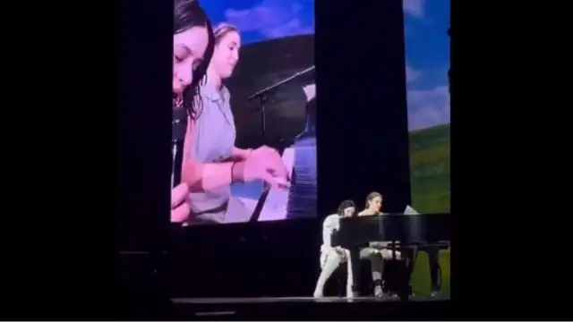 Rosalía sube a una fan al escenario para cantar al piano 'Hentai' en París