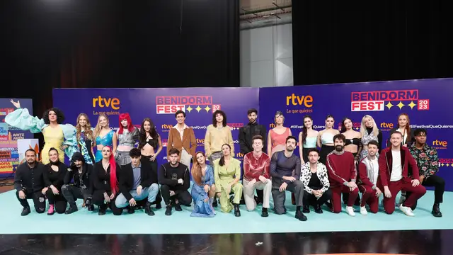 Los 18 candidatos al Benidorm Fest durante la presentación de sus canciones.