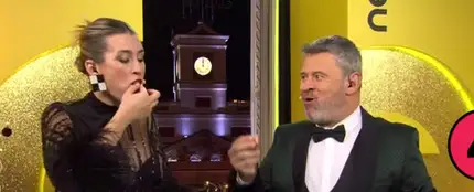 Eva Soriano y Miki Nadal comen torreznos en las Campanadas de Neox. Eva Soriano y Miki Nadal comen torreznos en las Campanadas de Neox.
