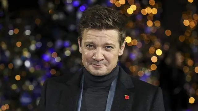 El actor Jeremy Renner se encuentra en estado crítico tras un accidente sacando nieve de su rancho