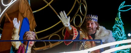 El rey Gaspar saluda desde la cabalgata de los Reyes Magos de Madrid