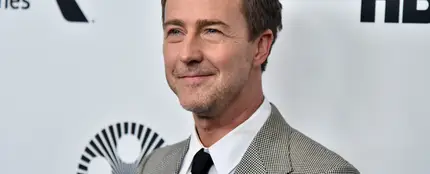 Edward Norton descubre que es familia de Pocahontas: la nativa americana es su duodécima bisabuela Edward Norton descubre que es familia de Pocahontas: la nativa americana es su duodécima bisabuela