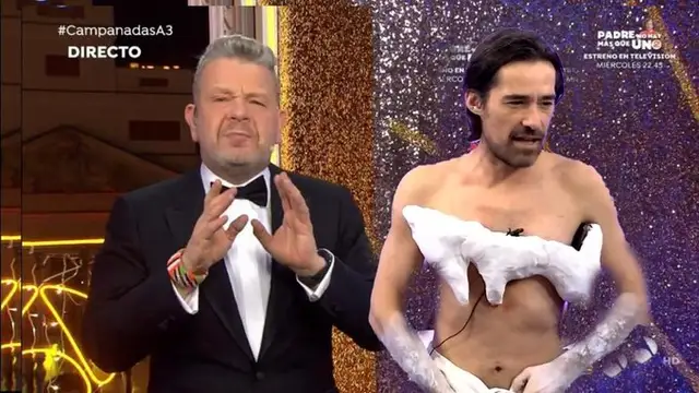 Jordi Cruz recrea con cartón y mejunje la paloma del vestido de Cristina Pedroche para las Campanadas