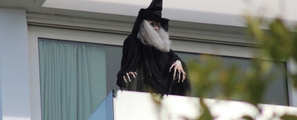 Shakira pone una bruja en su balcón mirado a la casa de los padres de Piqué 