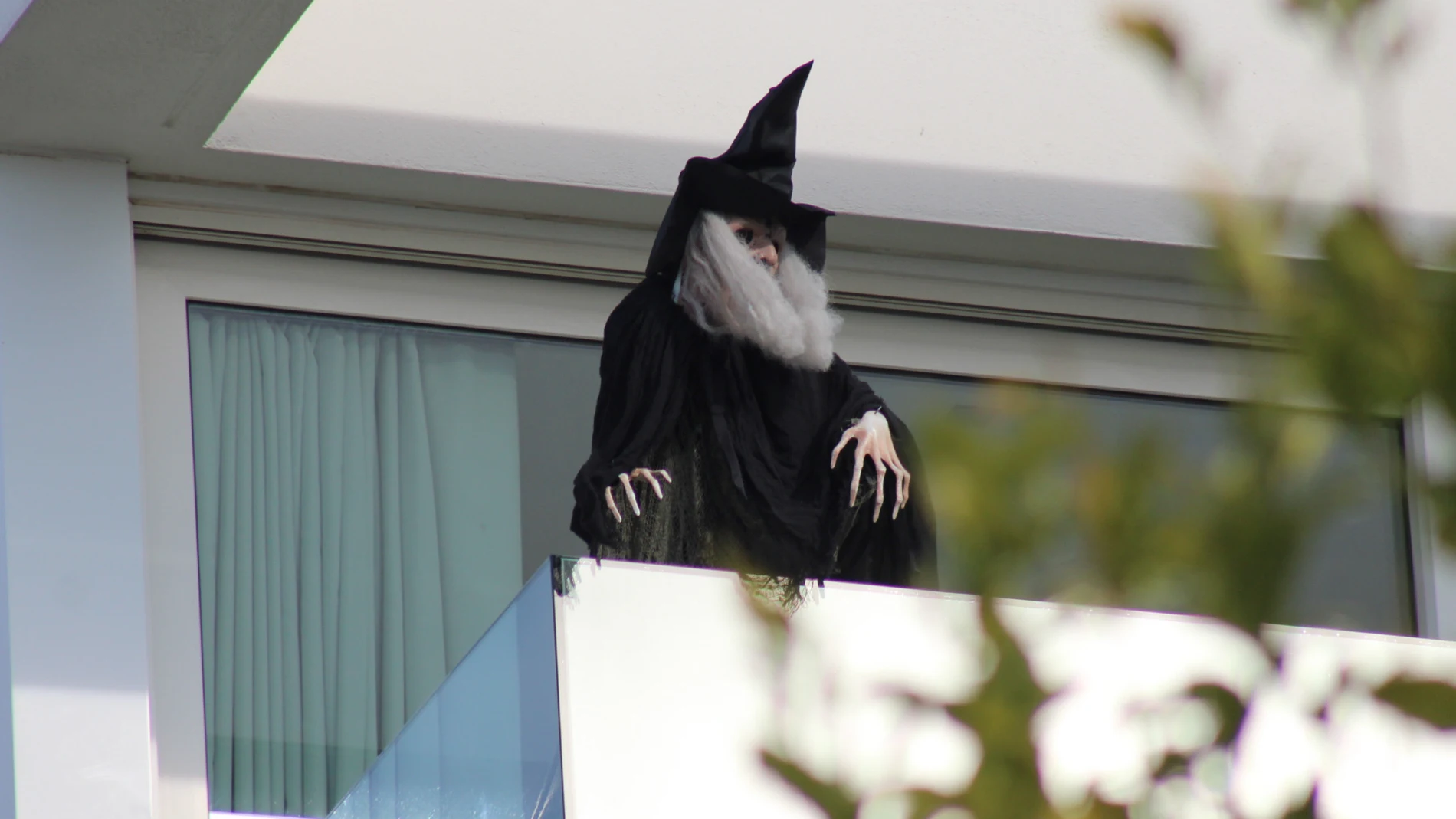 Shakira pone una bruja en su balcón mirado a la casa de los padres de Piqué 