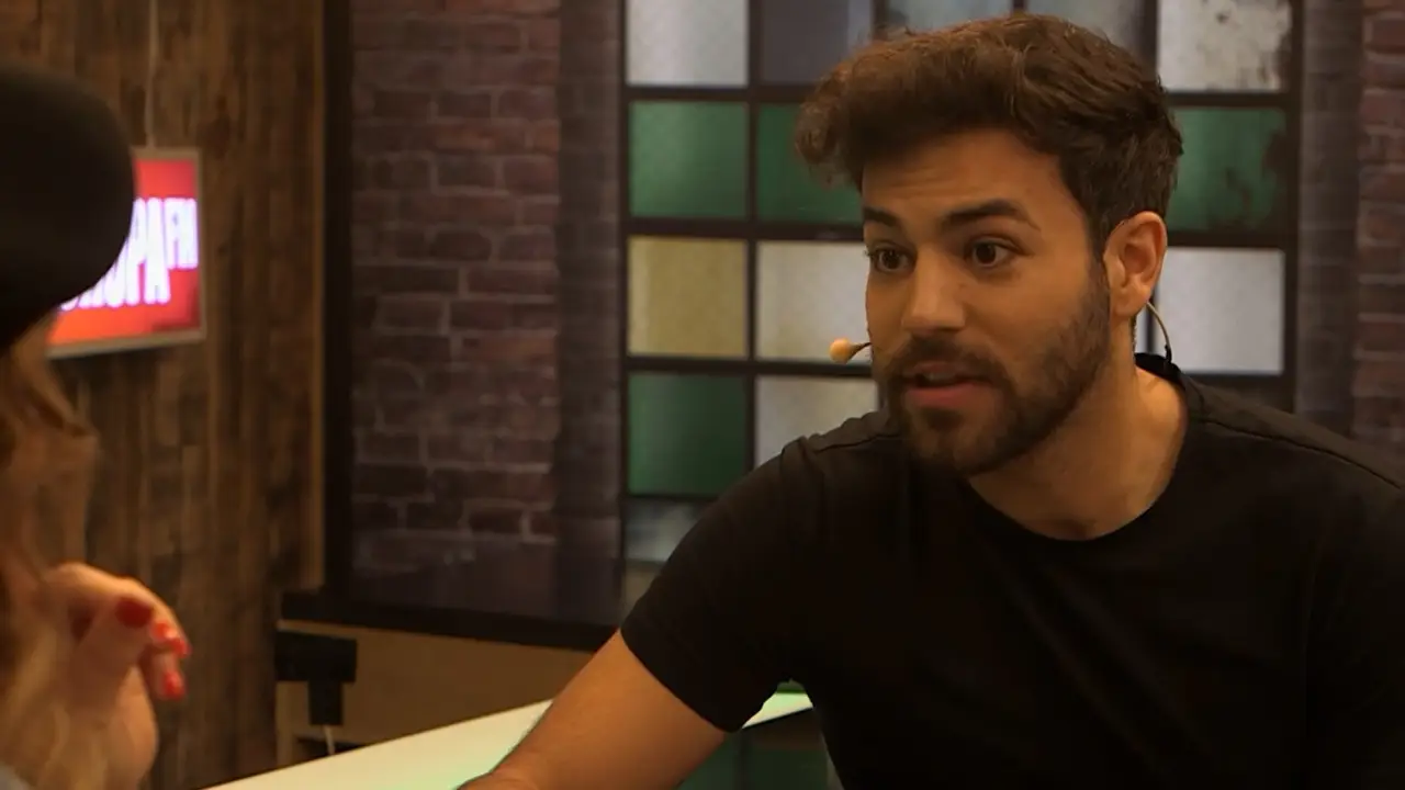 Agoney con Chenoa en 'Tómatelo menos en serio'. Agoney con Chenoa en 'Tómatelo menos en serio'.