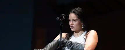 Rosalía en el desfile de Louis Vuitton en París Rosalía en el desfile de Louis Vuitton en París