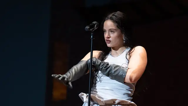 Rosalía en el desfile de Louis Vuitton en París