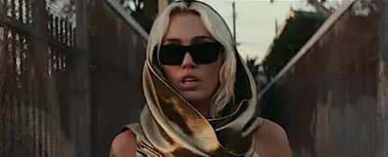 Miley Cyrus en el videoclip de 'Flowers' Miley Cyrus en el videoclip de 'Flowers'