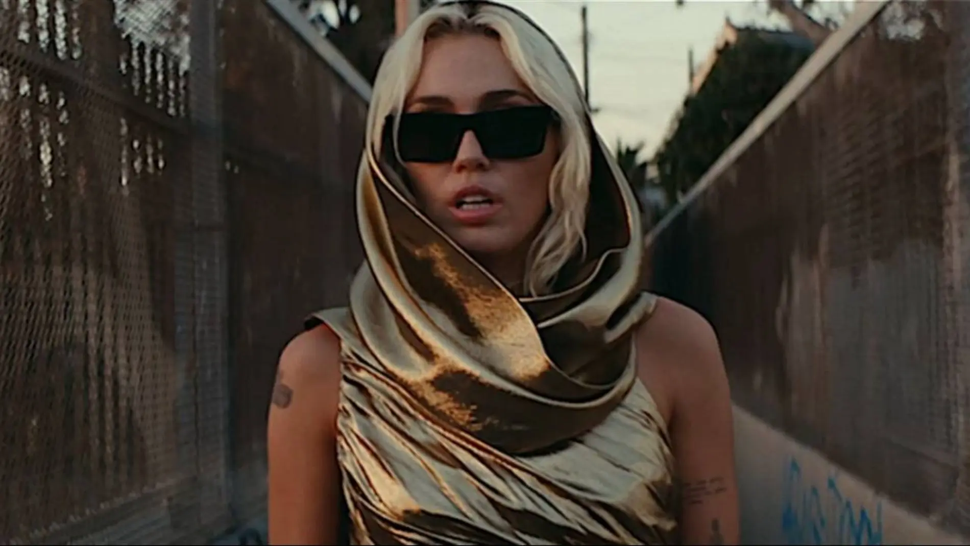 Miley Cyrus en el videoclip de 'Flowers'