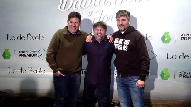 Jordi Évole posa con Daviz y Jose Muñoz en la rueda de prensa de la presentación de 'Lo de Évole con Estopa'