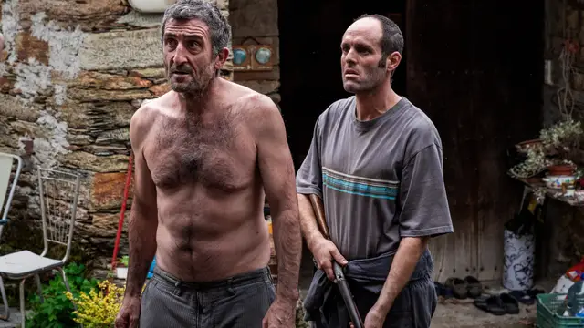 Luis Zahera y Diego Anido, en 'As Bestas'.