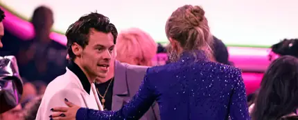 Harry Styles y Taylor Swift hablando en los Grammy 2023 Harry Styles y Taylor Swift hablando en los Grammy 2023
