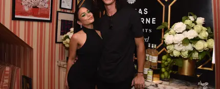 Vanessa Hudgens presume de anillo de compromiso junto a su prometido Cole Tucker Vanessa Hudgens presume de anillo de compromiso junto a su prometido Cole Tucker