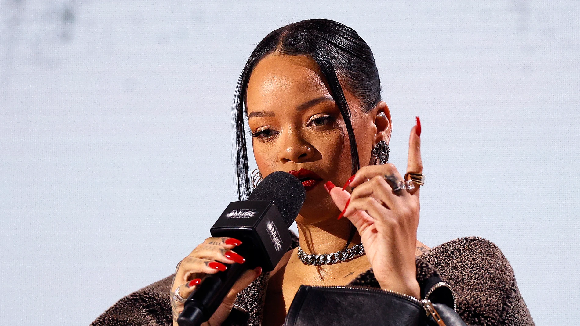 Rihanna durante la rueda de prensa de la Super Bowl LVII