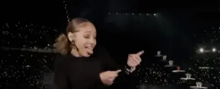Justine Miles, la intérprete de signos que lo dio todo durante la actuación de Rihanna en la Super Bowl Justine Miles, la intérprete de signos que lo dio todo durante la actuación de Rihanna en la Super Bowl