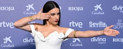 Blanca Paloma hace el gesto de la arquera en los Premios Goya