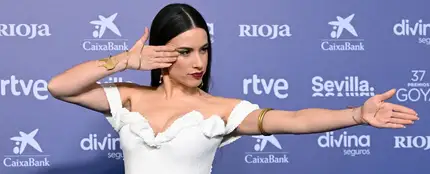 Blanca Paloma hace el gesto de la arquera en los Premios Goya Blanca Paloma hace el gesto de la arquera en los Premios Goya