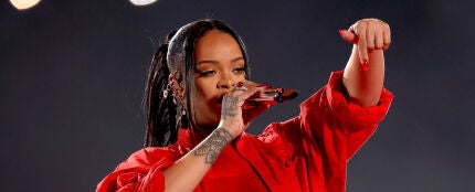 Rihanna muestra su embarazo en el show de la Super Bowl