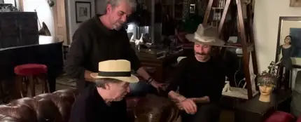 Joaquín Sabina recibe el Goya de manos de Leiva Joaquín Sabina recibe el Goya de manos de Leiva