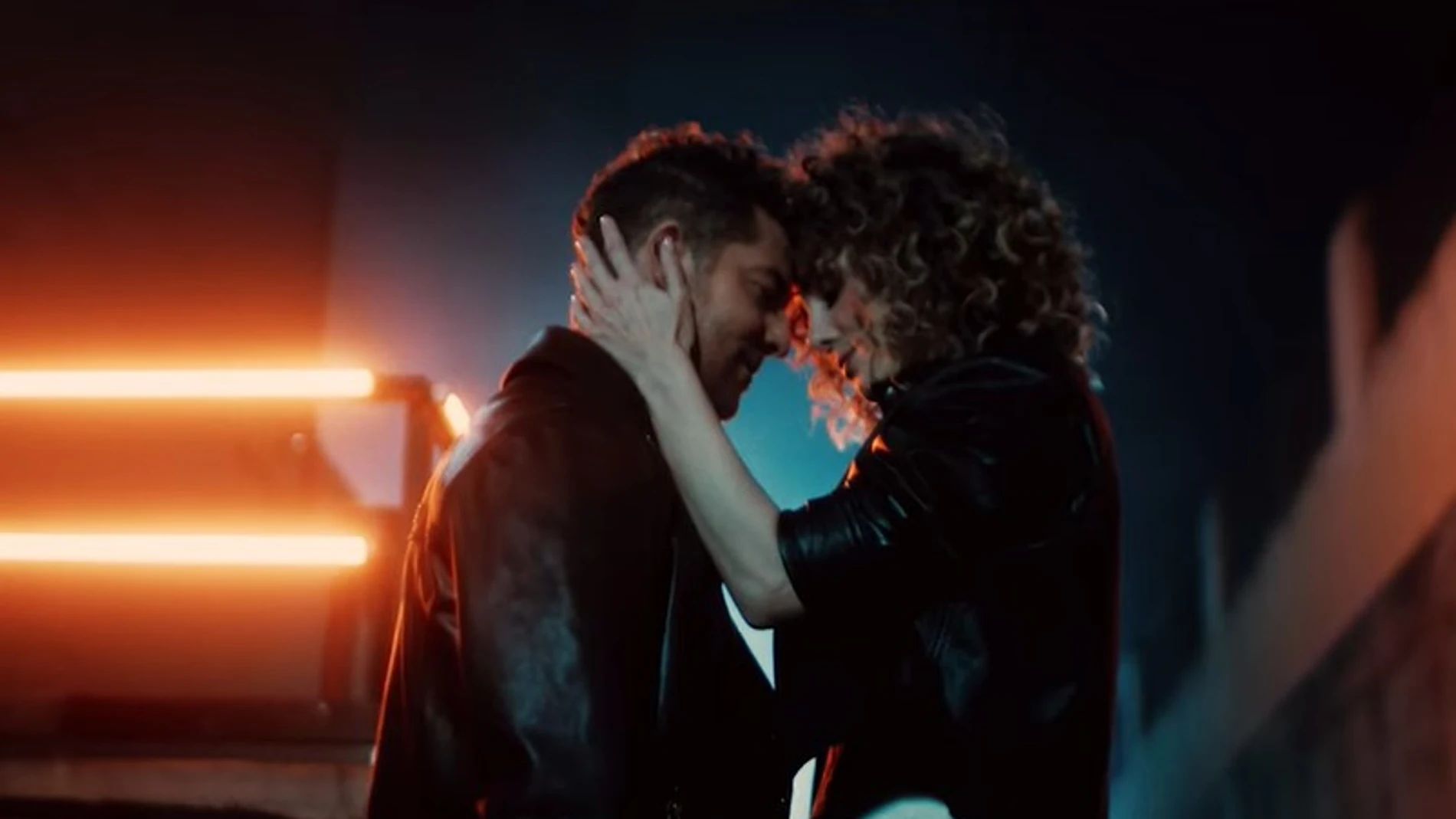 David Bisbal y Esther Acebo en el videoclip de 'Ajedrez'.