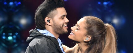 The Weeknd y Ariana Grande durante una actuación