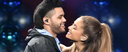 The Weeknd y Ariana Grande durante una actuación The Weeknd y Ariana Grande durante una actuación