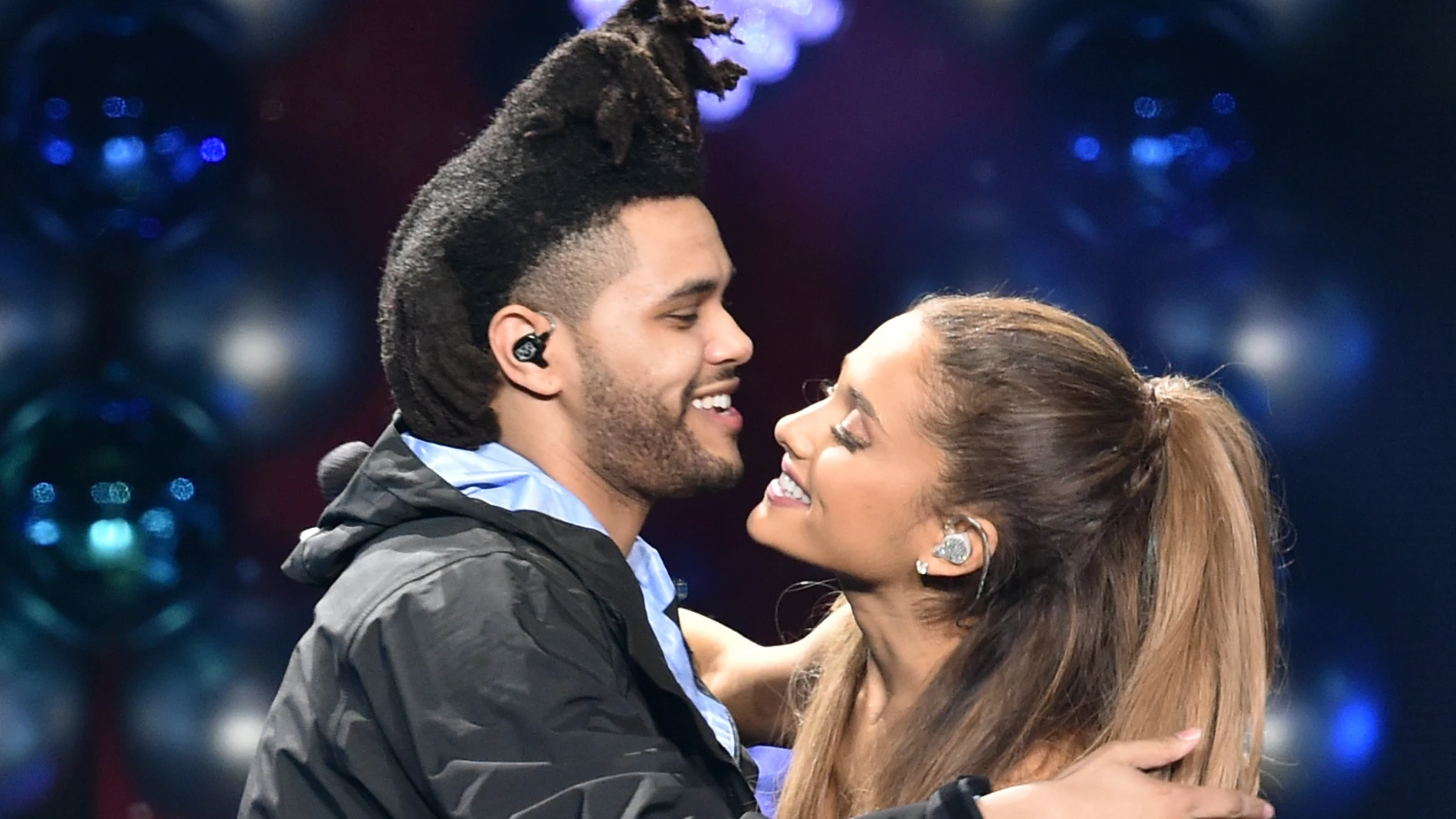 The Weeknd y Ariana Grande durante una actuación