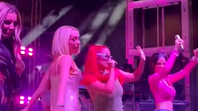 Karol G sube al escenario a Lola Índigo, Bad Gyal, Natti Natasha y Tini