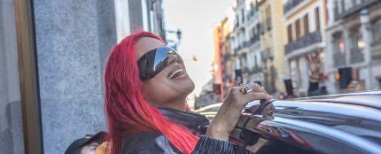 Karol G improvisa 'TQG' en las calles de Madrid. 