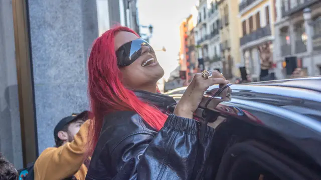 Karol G improvisa 'TQG' en las calles de Madrid.