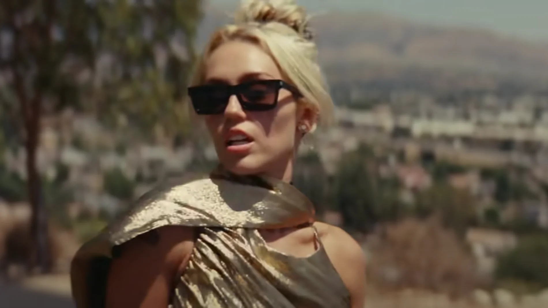 Miley Cyrus "vuelve a casa" con la backyard session de 'Endless Summer Vacation', su nuevo disco  