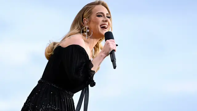 Adele firma un autógrafo en el vestido de una novia recién casada que estaba en su concierto