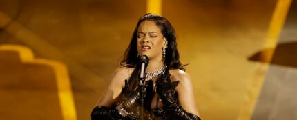 Rihanna cantando &#39;Lift Me Up&#39; en la ceremonia de los Oscar 2023