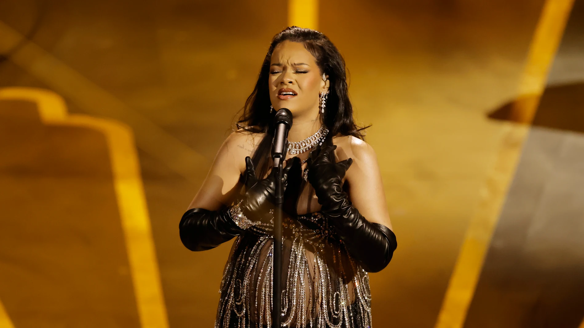 Rihanna cantando 'Lift Me Up' en la ceremonia de los Oscar 2023