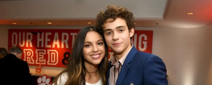 Joshua Basset y Olivia Rodrigo