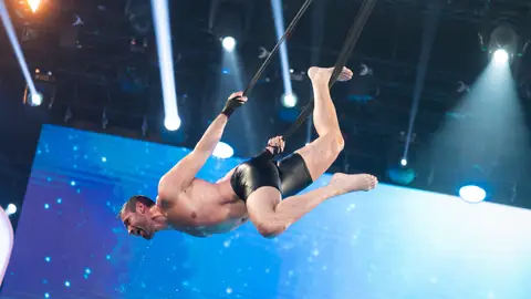 Un impresionante Jorge Blanco emociona con una danza aérea  Un impresionante Jorge Blanco emociona con una danza aérea