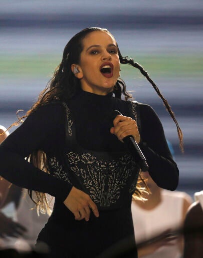 Rosalía durante su concierto en Lollapalooza Argentina